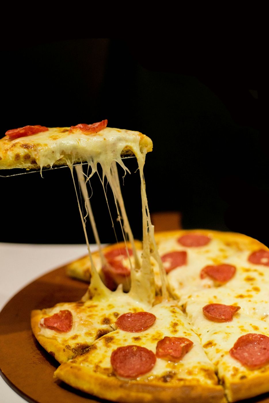 Fetta di pizza con la mozzarella filante