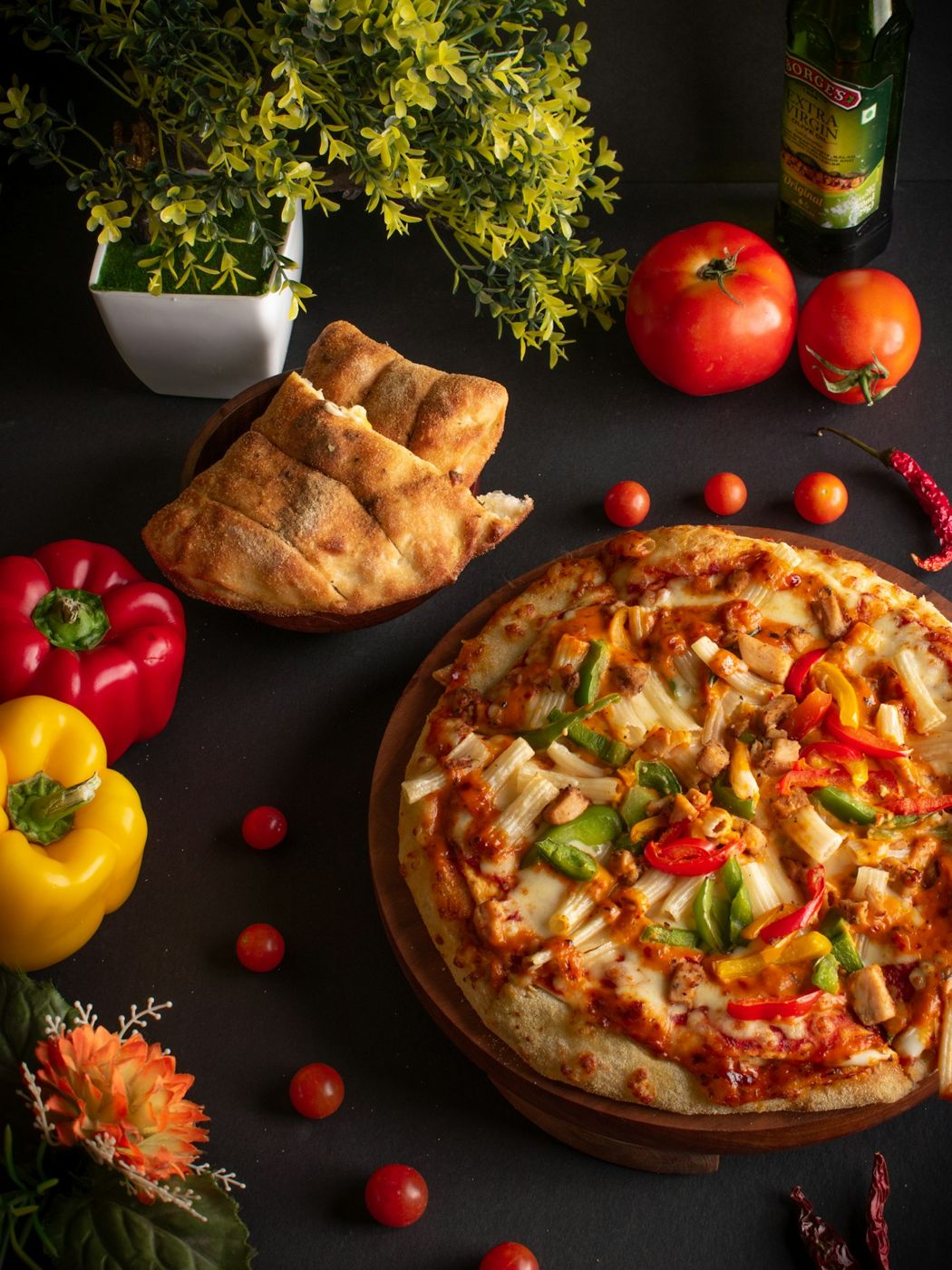 Pizza con verdure e mozzarella su un tavolo scuro